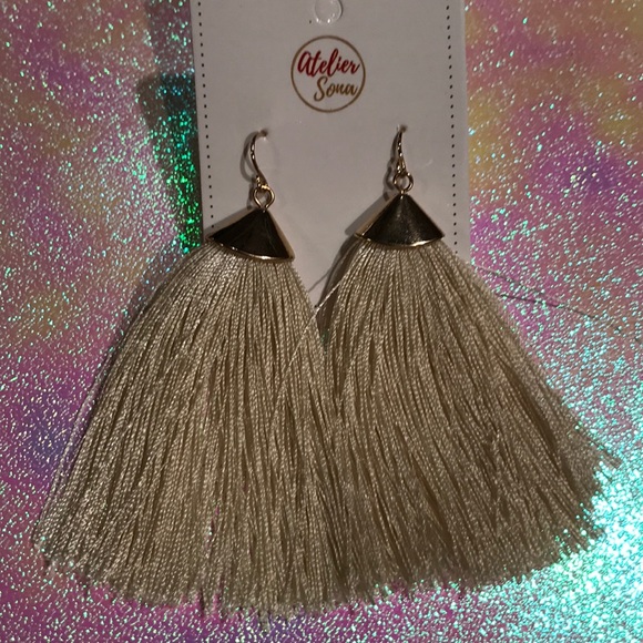 GORGEOUS BRUSHED GOLD CAP CREAM TASSEL EARRINGS!! - Picture 3 of 8